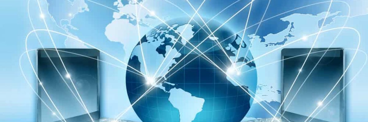 Weltkugel mit 2 Notebooks